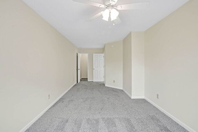 Building Photo - 3 BR/ End UNIT/ FIRE PLACE! Cozy townhouse...