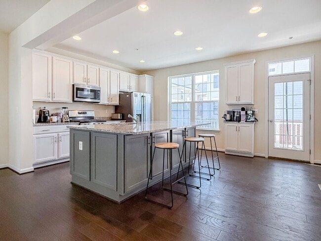 Building Photo - Stunning 4 bedroom townhome with garage