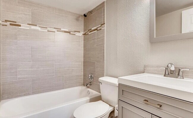 Building Photo - 932 S Dearborn Way