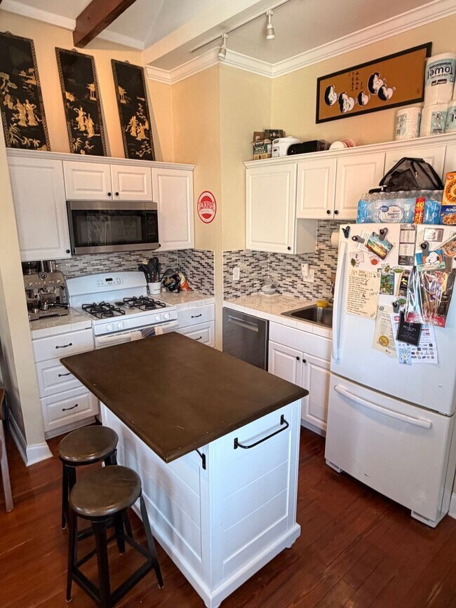 Building Photo - 2BD/1.5BA Single Family Home with Fenced In Deck