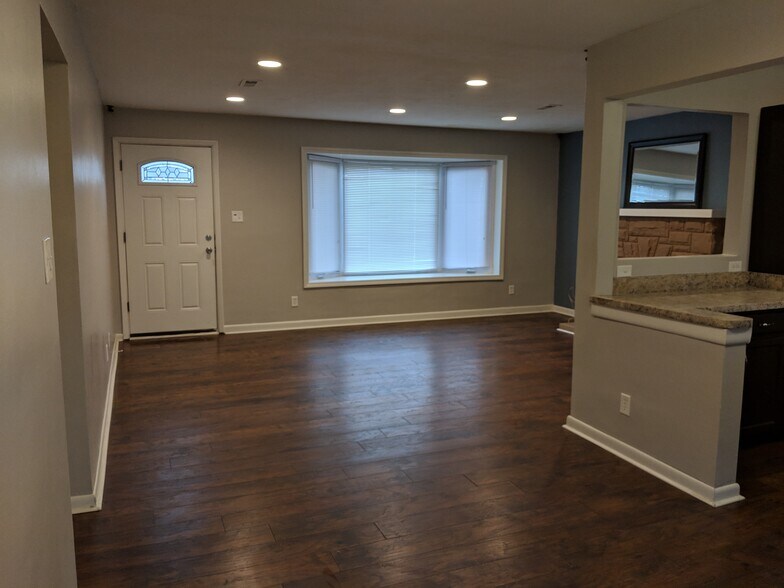 Building Photo - 931 Willowdale Ave