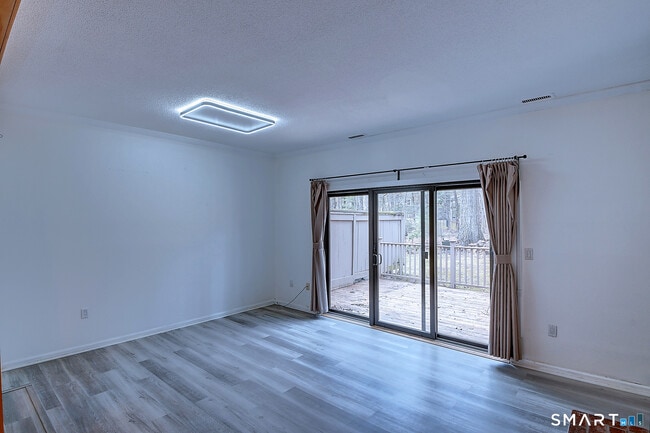 Building Photo - 32 Farmington Chase Crescent