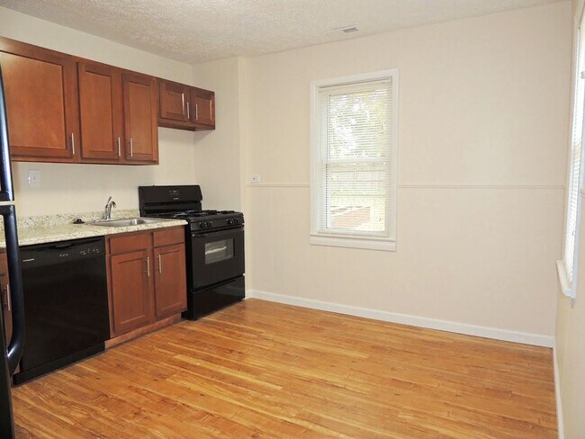 Building Photo - 3 Bed - 1.5 Bath Bungalow for Rent in Eastlake | Enchanting!