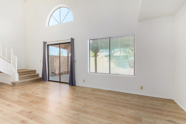 Light, bright & open living area - 3748 W Carol Ann Way