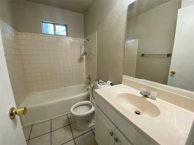 Building Photo - 1412 Oakwood Dr