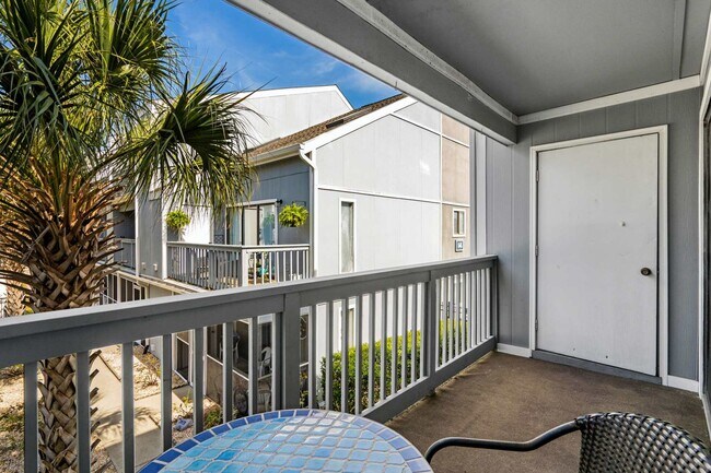 Building Photo - ***Seasonal rental with all utilities available September 10, 2025-March 31, 2026***