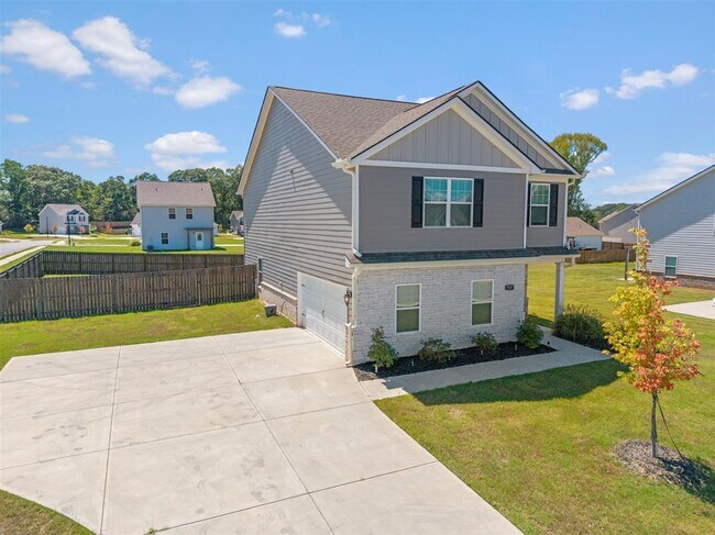 Building Photo - 737 Woody Dr