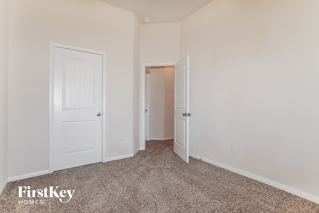 Building Photo - 15149 Meadow Glen S