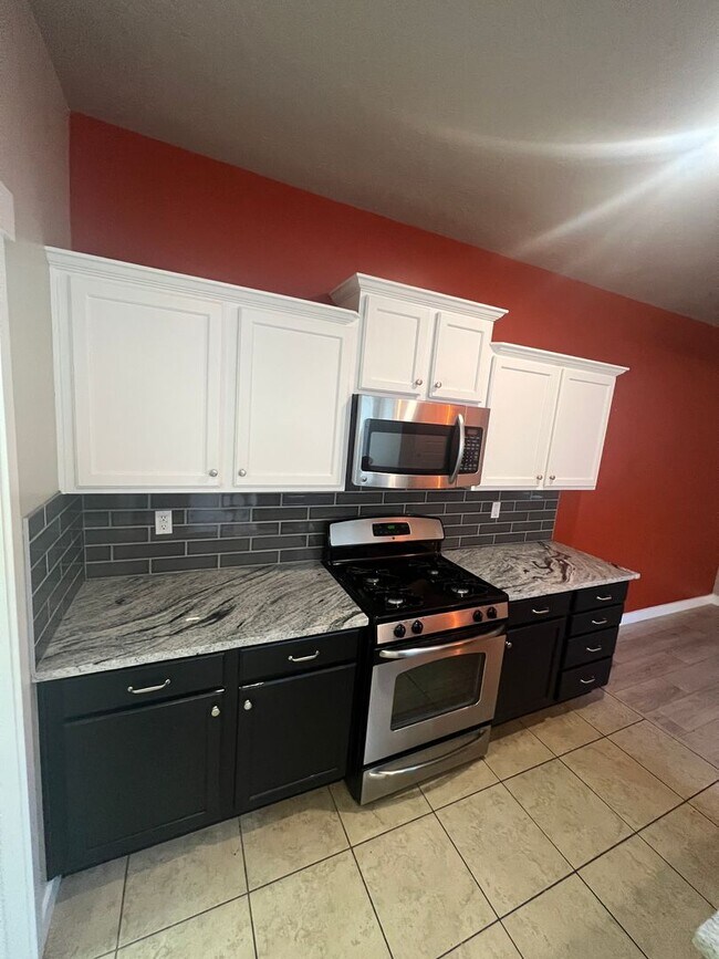 Building Photo - Awesome Townhome End-unit in South Jordan