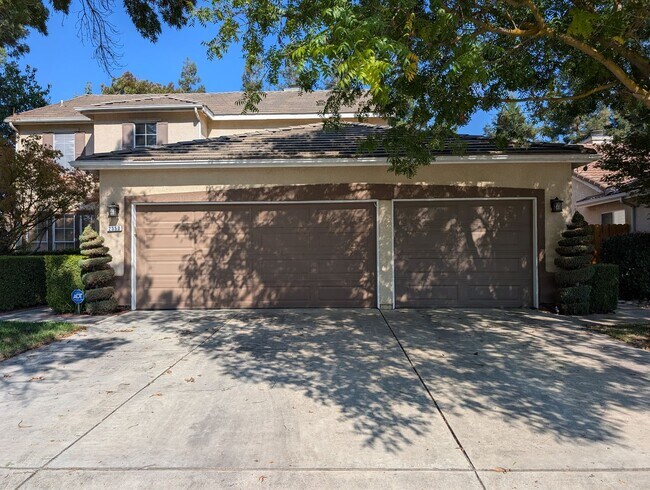 Building Photo - Nice and modern home with upgraded amenities, a wonderful floor plan, master suite, nice backyard...