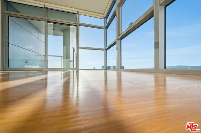 Building Photo - 13700 Marina Pointe Dr