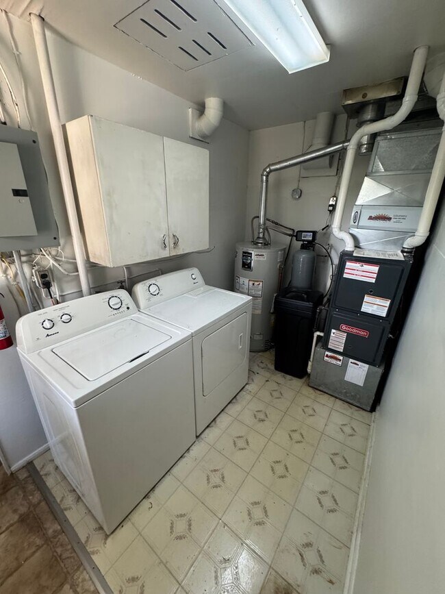 Building Photo - Two Bedroom Single Family Home with Fenced...