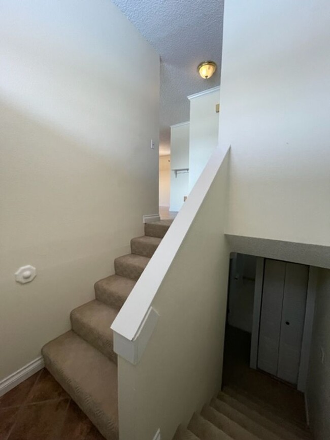 Building Photo - 2 Bedroom, 1.5 Bath Townhouse