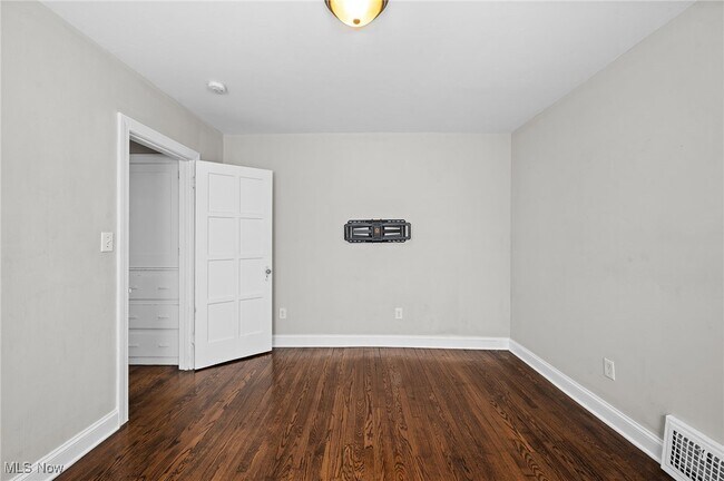 Building Photo - 3595 Glencairn Rd