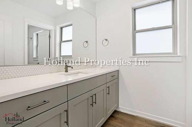 Building Photo - 8162 SE Reddington St