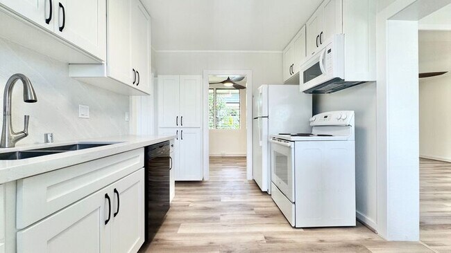 Building Photo - 421 C Olomana Street (main house)