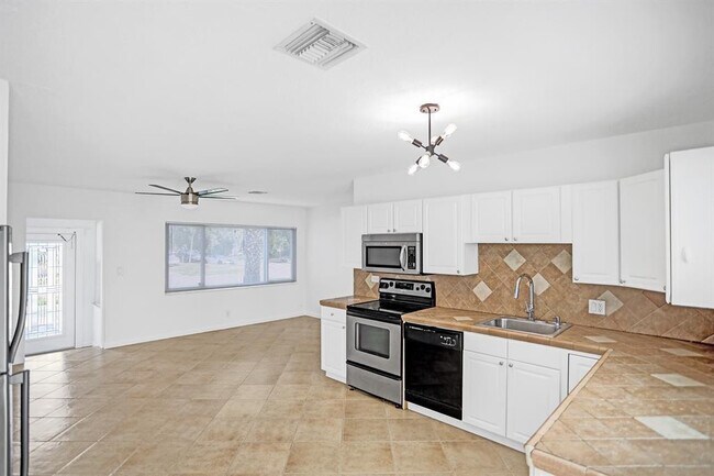 Building Photo - 651 NE 59th Ct