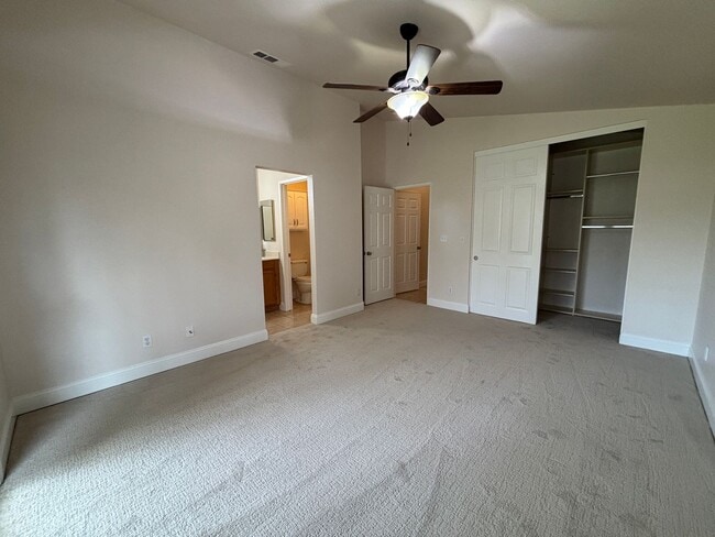 Building Photo - Sharp Home!