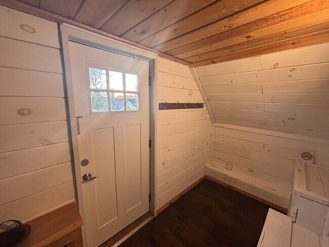 Building Photo - Quiet furnished walking to everything in B...