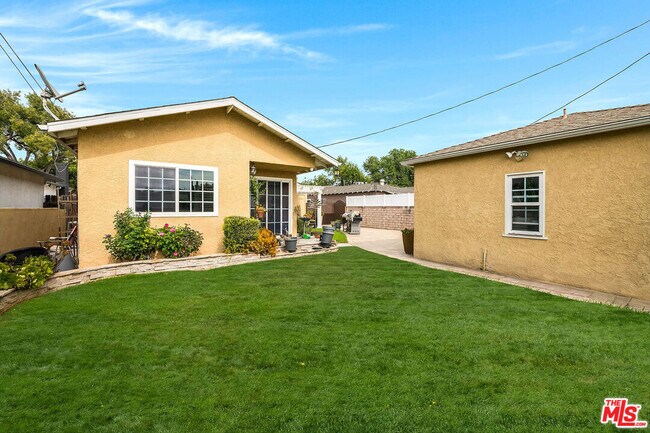 Building Photo - 805 N Brighton St