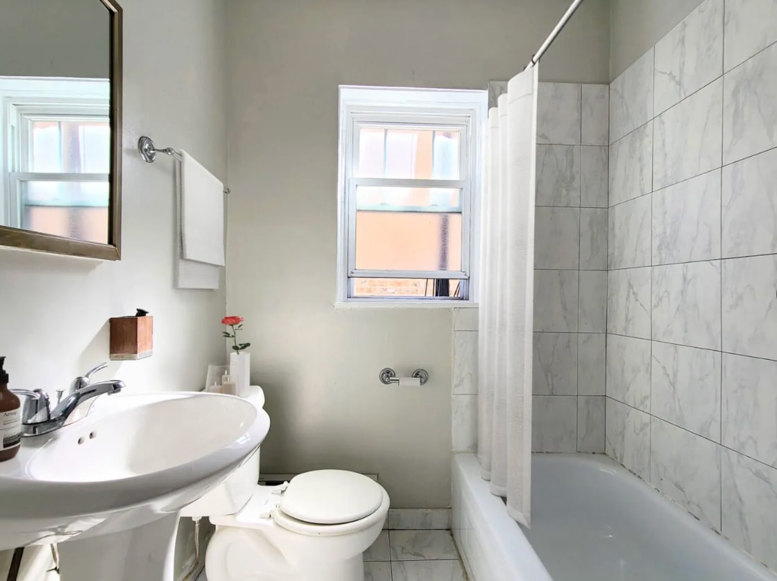 Building Photo - 951 W Cornelia Ave