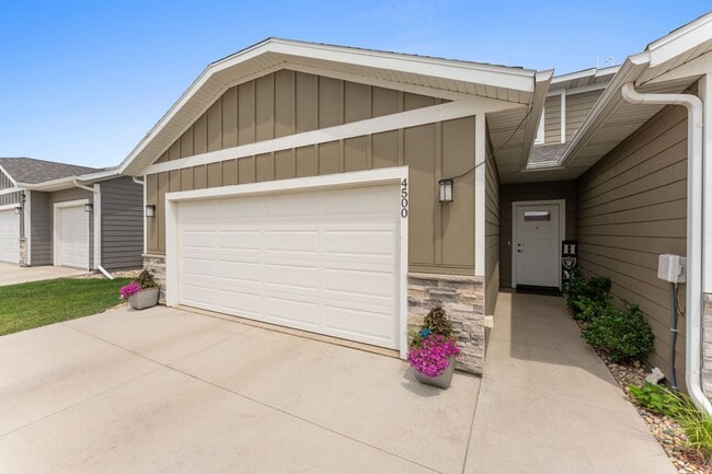 Building Photo - 4500 E Whisper Ridge Pl