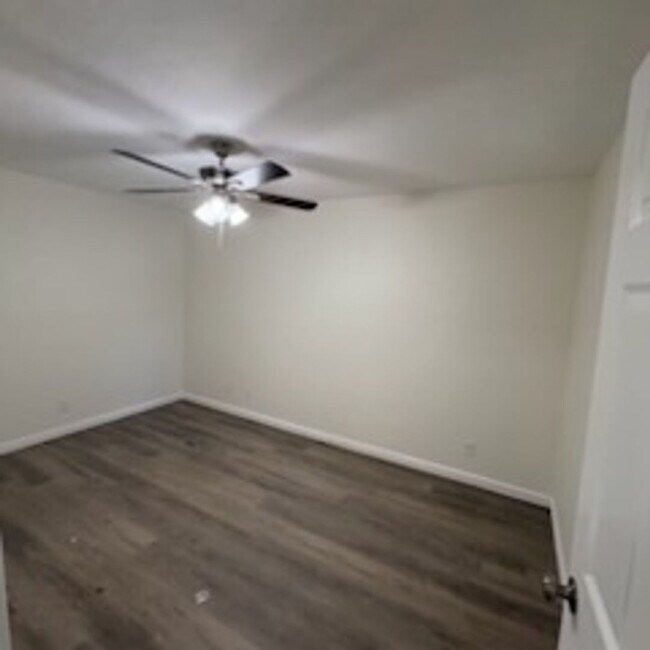 Building Photo - Beautiful newly remodeled 2/1 apartment!