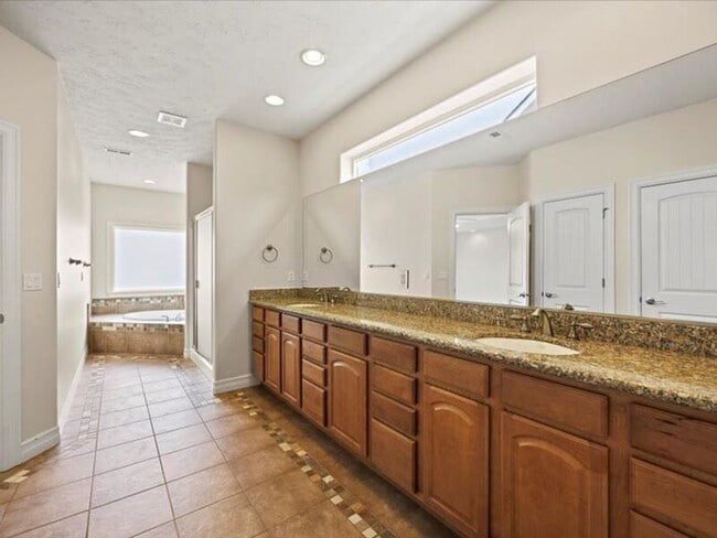 Building Photo - 2607 Stonecreek Dr