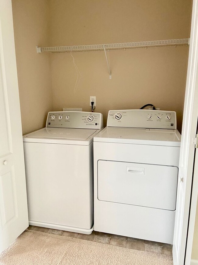 Building Photo - 4BD/3.5BA Gorgeous End Unit Townhouse with...