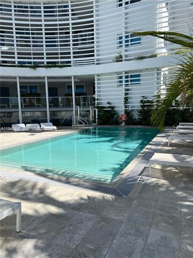 Building Photo - 9821 E Bay Harbor Dr