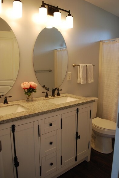 Owner's Bath - 9239 Ducati Ln