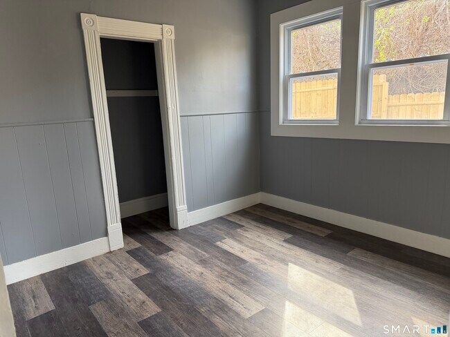 Building Photo - 25 Lake St