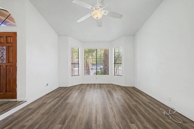 Building Photo - 3103 N Meadow Ln