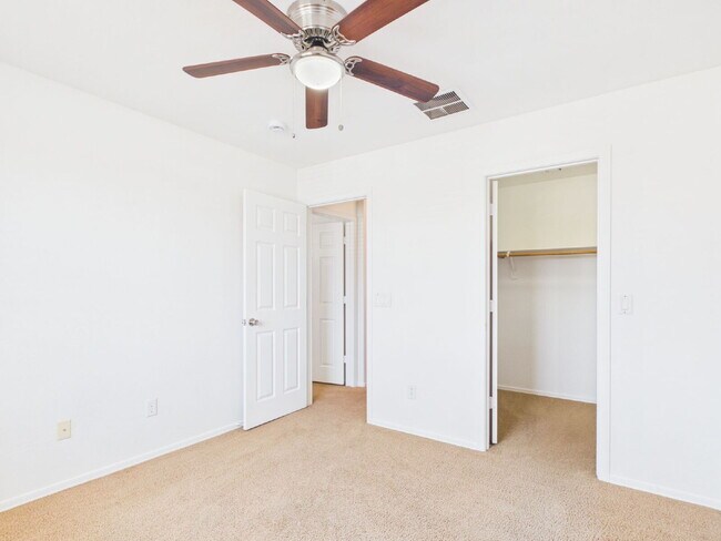 Building Photo - Spacious Heartland Ranch Beauty