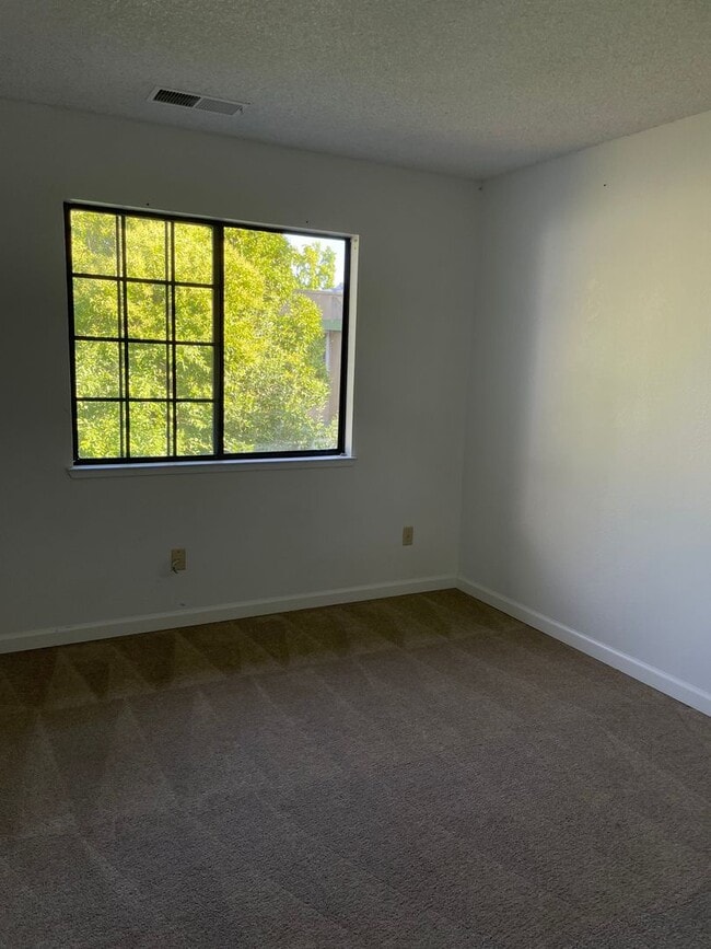 Building Photo - Bennett Valley Condo with Garage!