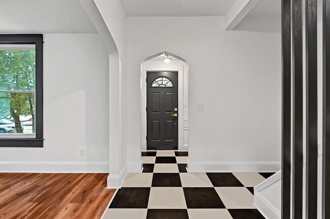 Building Photo - 3127 33rd Ave S