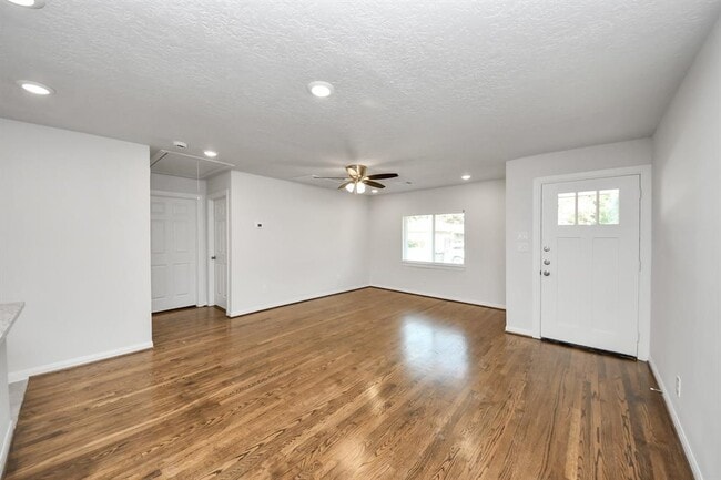Building Photo - 8705 Dunlap St