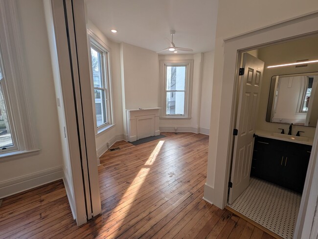 Building Photo - Newly renovated, modern apartment in historic Covington