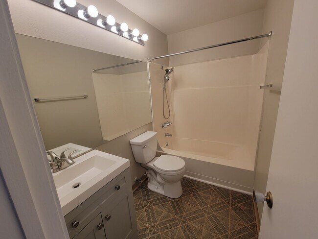 Building Photo - 2 Bedroom, 1 Bathroom Condo located in Max...