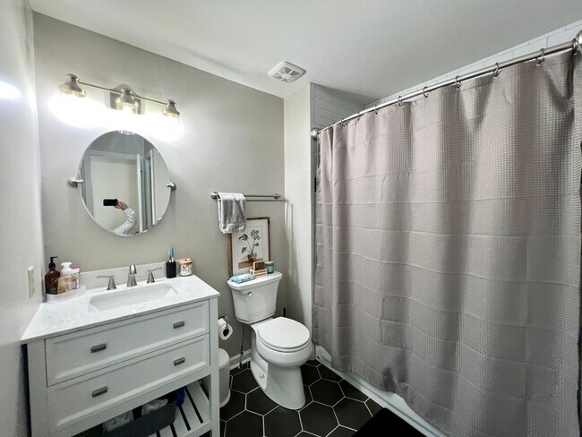 Building Photo - Updated Townhome w/ garage and Fenced Pati...
