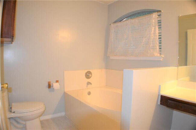 Building Photo - 16702 Shipshaw River Cove