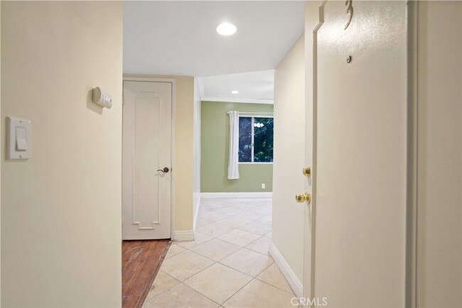 Building Photo - 5217 Satsuma Ave