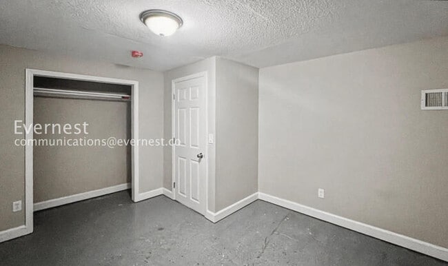 Building Photo - 4 Bed/3 Bath Home with In-Unit Laundry / Available Now!