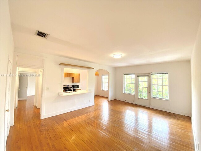 Building Photo - 700 W 51st St