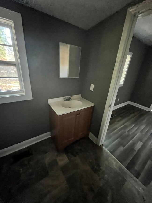 Building Photo - Charming Single Family Home