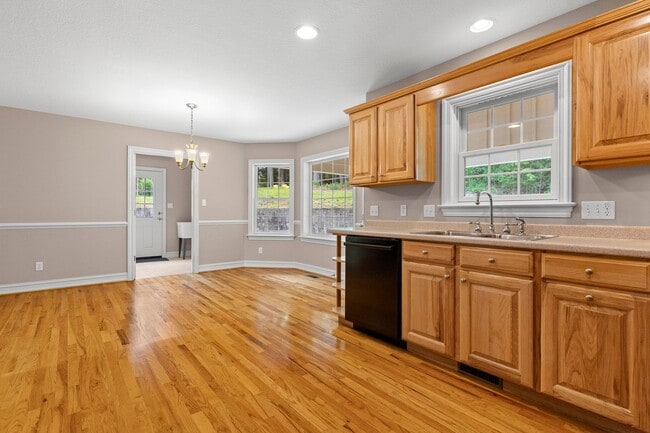 Building Photo - Haw Creek Gem