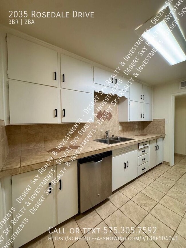 Building Photo - 2035 Rosedale Dr
