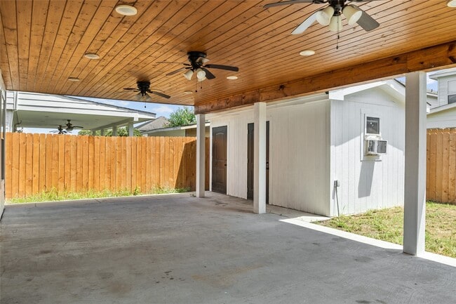 Building Photo - 2811 Oakland Brook St