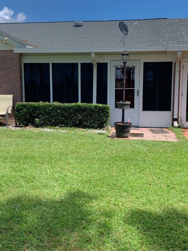 Building Photo - 9595 Villas Dr