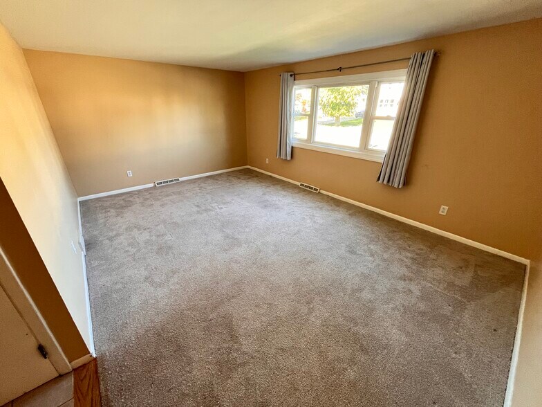 Building Photo - 51 N Seine Dr